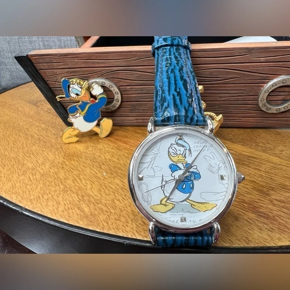 T20. Donald Duck Figure Character Study Watch Collection Made of Ceramic